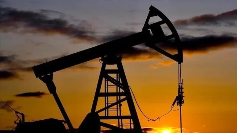تراجع أسعار النفط وسط مخاوف من تأثير رفع الفائدة على الطلب