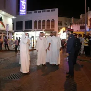 أشاد بجهود «الدفاع المدني».. محافظ العاصمة يتفقد موقع حريق سوق المنامة القديم