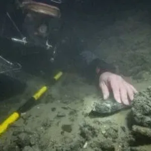 علماء الآثار يستكشفون موقعًا أثريًا من العصر الحجرى تحت الماء فى بريطانيا