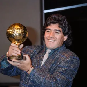 ورثة مارادونا يحاولون تجميد عملية بيع "كرة ذهبية" ظفر بها في مونديال 1986
