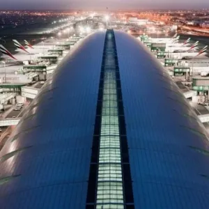 مطارات دبي تناشد بعدم حضور المسافرين إلا حال تأكيد رحلاتهم وطيران الإمارات تعلق إجراءات رحلات الربط