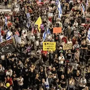 آلاف الإسرائيليين يطالبون باستقالة الحكومة أمام الكنيست