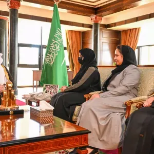 أمير تبوك ينوه بدور المرأة السعودية في دفع عجلة التنمية