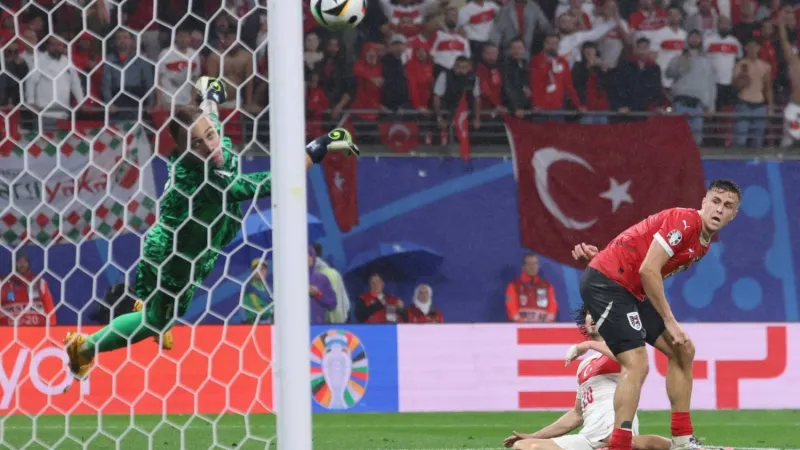 حارس تركيا يعيد ذكريات «بانكس» بالتصدي الأعظم في تاريخ كرة القدم