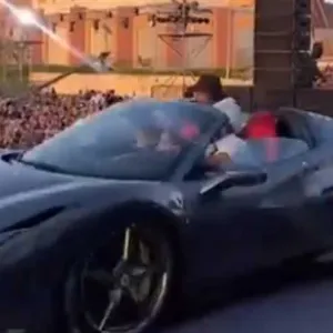 تامر حسني يصعد مسرح «مهرجان المدارس» بسيارته الخاصة بصحبة ابنائه (تفاصيل)