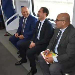 وزير النقل والسفير الفرنسي يستقلان القطار الكهربائي الخفيف LRT والخط الثالث للمترو