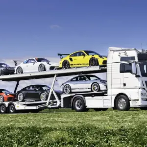 قصة صورة الشاحنة التي تحمل 6 بورشه تغزو عالم السيارات: ما الحكاية؟