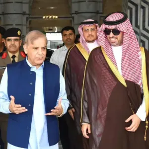 رئيس وزراء باكستان يُغادر جدة