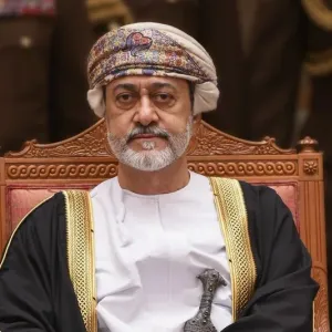 سلطان عمان يبعث برقية تعزية إلى الملك