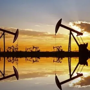 ارتفاع أسعار النفط مع هبوط الدولار