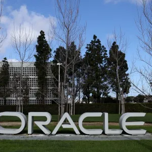 أسهم Oracle تقفز بفضل صفقات مع غوغل وOpenAI على الرغم من ضعف الأرباح