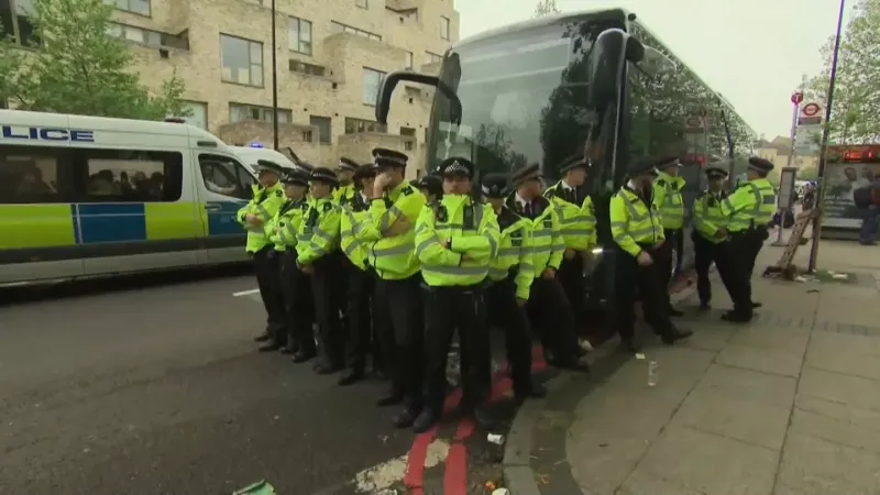 فيديو. محتجون يفترشون الأرض لمنع حافلة تقل مهاجرين من العبور في لندن