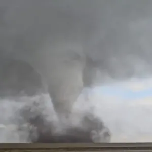 فيديو يرصد تحرك إعصار مخيف عبر ولاية أميركية
