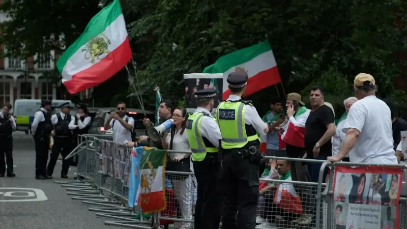 فيديو. متظاهرون يتجمعون أمام السفارة الإيرانية في لندن يوم الانتخابات الرئاسية