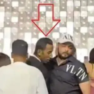 "حقك هجبهولك".. بالفيديو.. لحظة انفعال والد الشاب الذي صفعه عمرو دياب في حفل زفاف وتعليقه على الواقعة