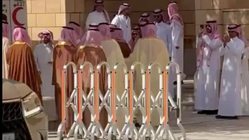 جموع المصلين تتوافد على جامع الإمام تركي للصلاة على الأمير بدر بن عبدالمحسن
