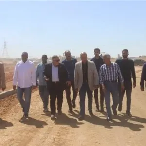وزير الإسكان يتابع أعمال الطرق بالمنطقة الصناعية بالعاشر من رمضان
