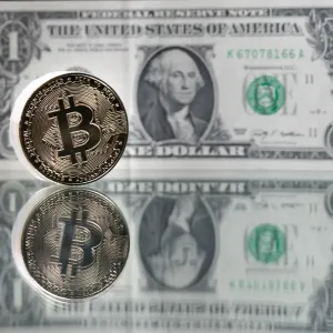 تراجع الدولار قبل نشر بيانات التضخم في أميركا.. والـBitcoin يعوّض خسائره