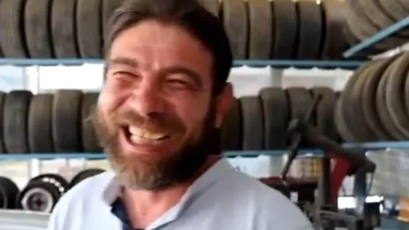 بالفيديو | ممنوع من حضور الجنازات.. تركي مصاب بحالة نادرة تجعله يضحك باستمرار