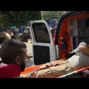 شاهد: مسعفون ينقلون جريحاً فلسطينياً في ثاني أيام اقتحام الجيش الإسرائيلي لجنين