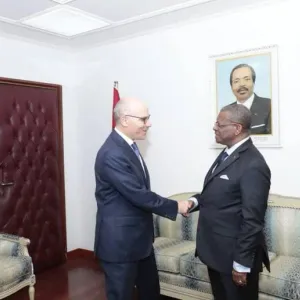 وزير الخارجية يعلن في لقاء مع رئيس الحكومة الكاميرونية، عن قرار فتح خط جوّي مباشر تونس- دوالا- تونس موفّى السنة الحالية