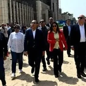 رئيس الوزراء يتفقد أعمال تطوير منطقة اللسان والممشى السياحى برأس البر