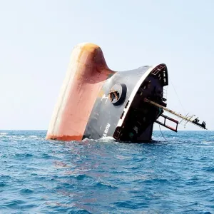وزير المياه اليمني يعاين موقع غرق سفينة روبيمار