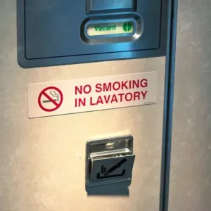 لماذا لا يزال لدى الطائرات منافض سجائر بالرغم من حظر التدخين في الجو؟