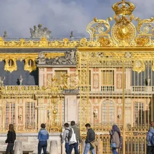 بالفيديو | فرنسا.. اندلاع حريق في قصر فرساي وإخماده سريعاً