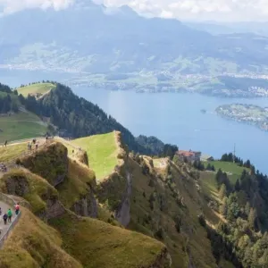 مخاطر من السياحة المفرطة في سويسرا والدخل 48 مليار دولار سنويا
