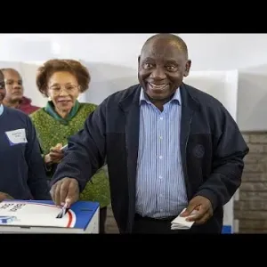 شاهد: فتح صناديق الاقتراع في جنوب أفريقيا في انتخابات عامة تشكل تهديدا للحزب الحاكم