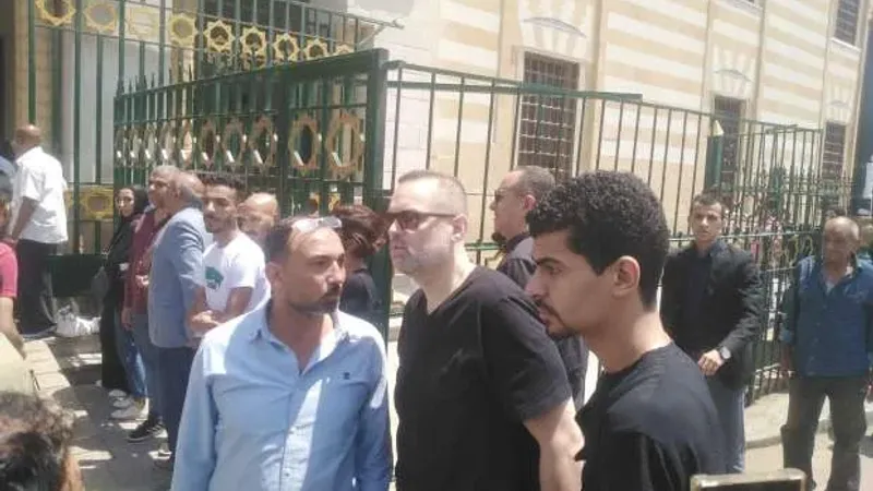 أحمد السعدني يصل إلى مسجد السيدة نفيسة لحضور جنازة المخرج عصام الشماع