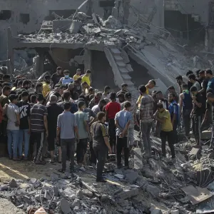 طائراتٌ تدمّر وزوارقُ تُطلق نيرانها.. إسرائيل تواصل إجرامَها في غزة لليوم الـ 197