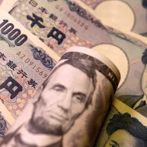 الدولار القوي يدفع الحكومات الآسيوية إلى تعزيزات لحماية عملاتها من التقلبات