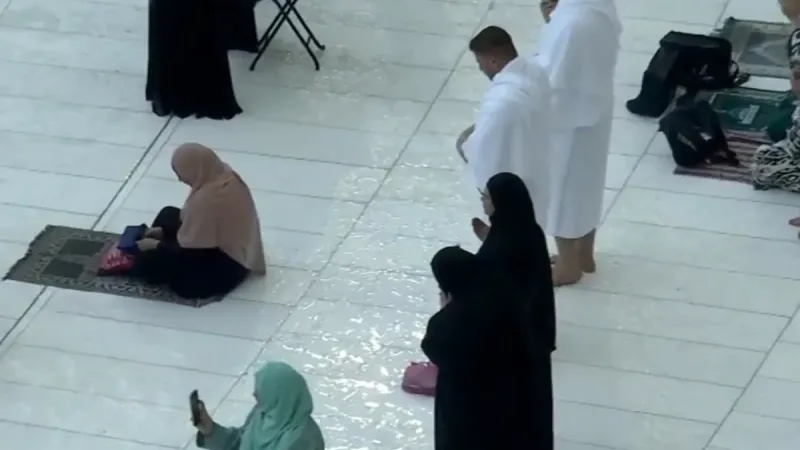 بالفيديو.. مقطع يوثق لحظة هطول الأمطار على المسجد الحرام وسط دعاء المعتمرين