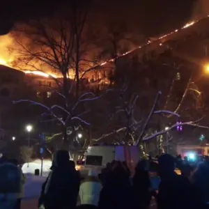 بالفيديو.. حريق هائل في مبنى سكني متعدد الطوابق شمال غربي موسكو