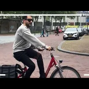 احمد حلمي على العجلة في شوارع روتردام بهولندا قبل تكريمه بمهرجان روتردام للفيلم العربي