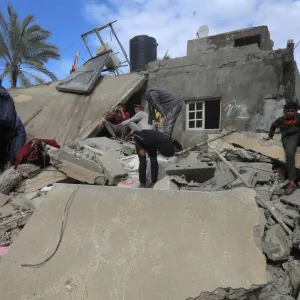 مقتل 5 فلسطينيين شمال مدينة رفح والجيش الإسرائيلي يدمر المنازل قرب مجمع الشفاء