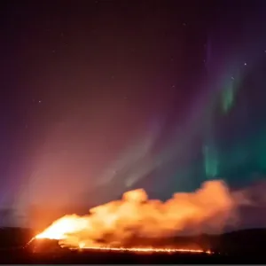 فيديو. 
            
    			أضواء الشفق القطبي تتلألأ في سماء بركان آيسلندا الثائر