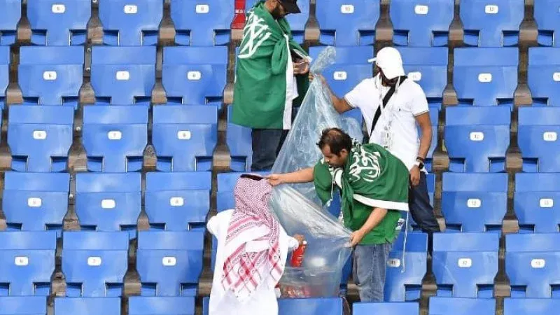 الجماهير السعودية تنظف المدرجات بعد مواجهة الأوروجواي