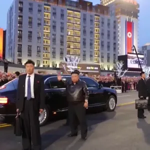 بحضور حشود ضخمة.. زعيم كوريا الشمالية كيم جونغ أون يفتتح مشروعًا سكنيًا على مشارف العاصمة