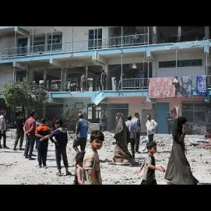 الاتحاد الأوروبي يدعو إلى فتح تحقيق مستقل بعد مقتل نحو 40 فلسطينياً في غارة استهدفت مدرسة للأونرو…