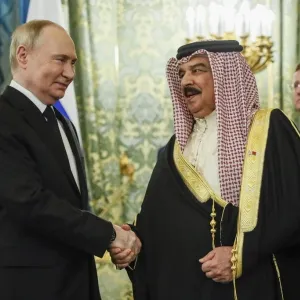 الرئيس بوتين يقدم هدية فاخرة ومميزة لملك البحرين خلال زيارته إلى روسيا