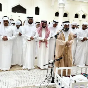 الشيوخ برأس الخيمة يؤدون صلاة  الجنازة على جثمان الشيخ ناصر بن محمد القاسمي