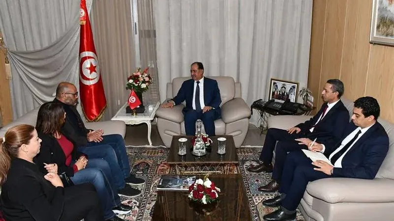 وزير الداخلية يلتقي وفد النقابة الوطنية للصحفيين التونسيين