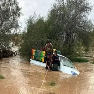 سيدي بوزيد..انقاذ شابين كانا داخل شاحنة جرفتها السيول..