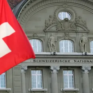 سويسرا أول اقتصاد رئيسي يخفض أسعار الفائدة
