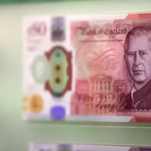 بريطانيا تبدأ تداول أوراق نقدية بصورة الملك تشارلز الثالث