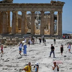 اليونان.. موجة حر توقف الزيارات إلى الأكروبوليس