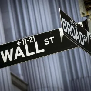 الأسهم الأمريكية تفتح على تراجع وسط ترقب قرار الفيدرالي